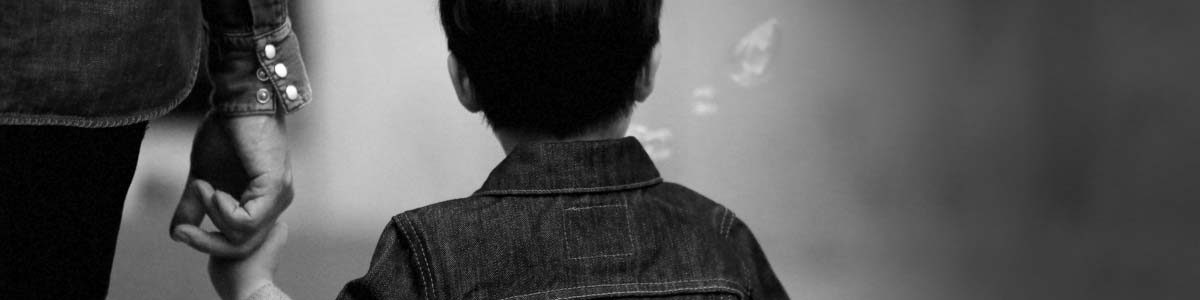 Barn der holder en voksen i hånden – ADHD, ADD og ASF i familien